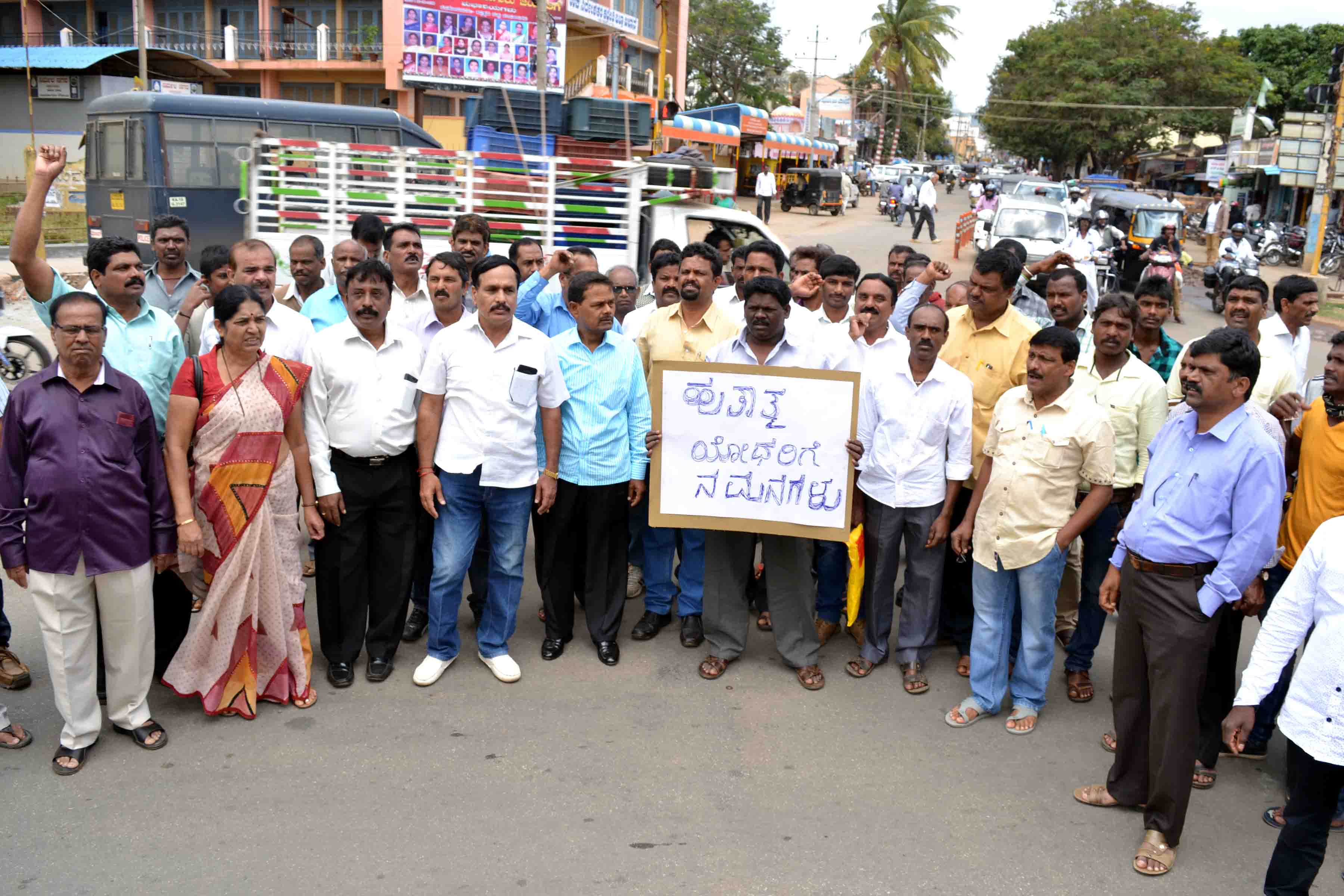 ಉಗ್ರರ ದಾಳಿ: ವಿವಿಧ ಪಕ್ಷಗಳಿಂದ ಪ್ರತಿಭಟನೆ